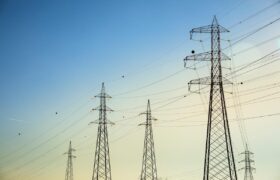 Les géants de la tech s&rsquo;engagent à ne pas augmenter votre facture d&rsquo;électricité avec les centres de données IA