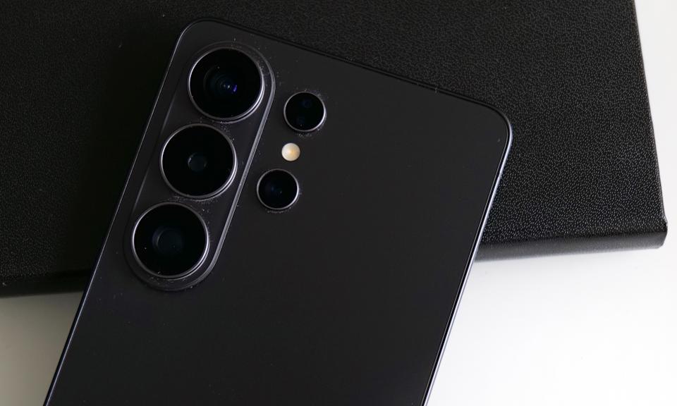 While the sensors on the S26 Ultra haven't changed since the previous model, Samsung didn't completely forget about photo upgrades. 