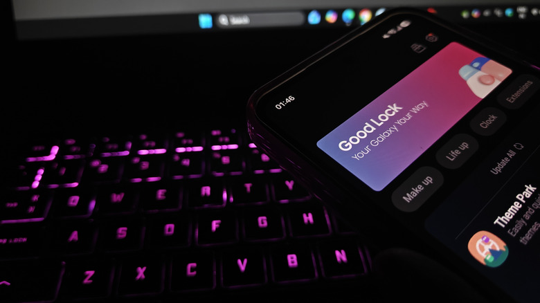 Good Lock on a Samsung phone held near in a keyboard.