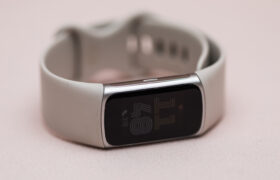 Google donne un avant-goût de son nouveau bracelet connecté &lsquo;Fitbit Edge&rsquo; avant le dévoilement prévu le 12 octobre