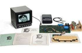 Apple I Hatfield signé par Woz atteint un record de 1,15 million de dollars lors d&rsquo;une vente aux enchères