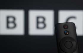 Royaume-Uni : extension possible de la redevance BBC, les résidents devront payer pour accéder aux services de streaming