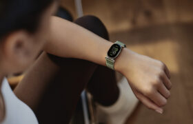 Le nouveau Fitbit Edge de Google, élégant et riche en fonctionnalités santé, batterie remplaçable